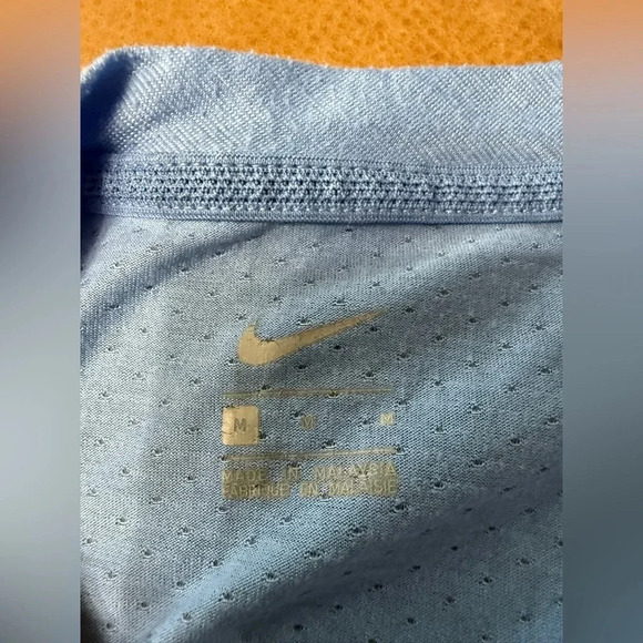 Men’s Used Nike Long Sleeve Size Medium Signs Of Wear - Picture 6 of 10